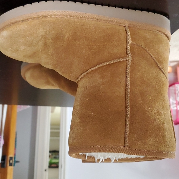 Koolaburra by Uggs chestnut short boot, size 4 - Picture 6 of 9